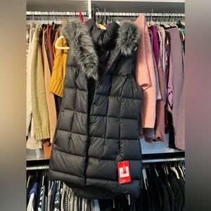 Never worn North Face Parka, sleeveless with fur portion that can be removed.